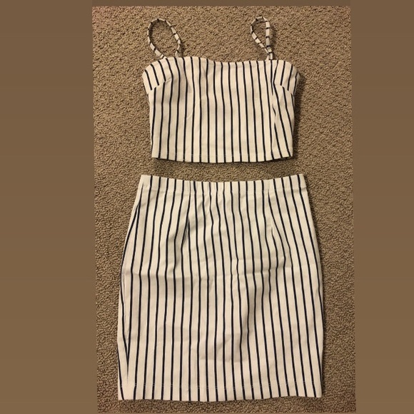 Unused set: crop top and matching skirt - Picture 1 of 7